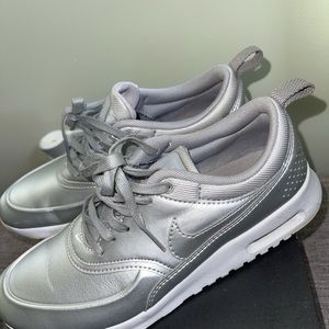 Sliver Nike Thea